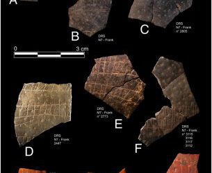 Fragmentos de cáscara de huevos de avestruz grabados hace 60.000 años