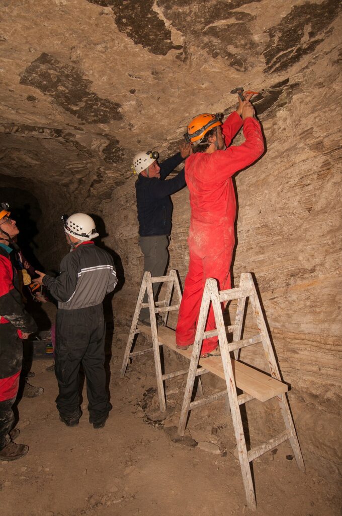 Fotografía tomada durante la extracción del fósil dentro de las minas de Libros